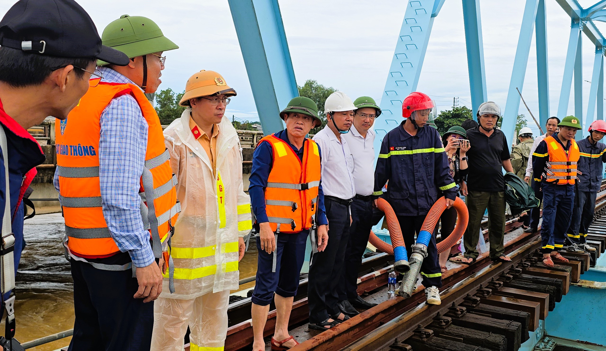 Nỗ lực giải cứu 3 sà lan mắc kẹt ở cầu đường sắt và cầu đường bộ Mỹ Chánh