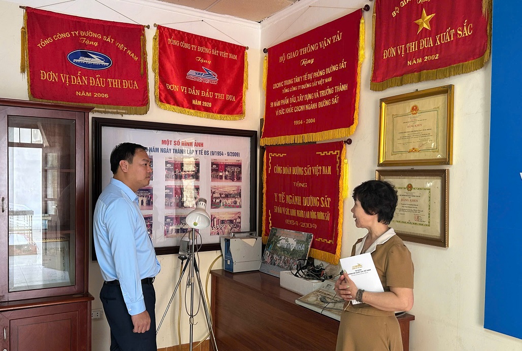 Phó TGĐ Cầm Anh Tuấn chúc mừng Trung tâm Y tế Đường sắt nhân Kỷ niệm 72 năm ngày truyền thống